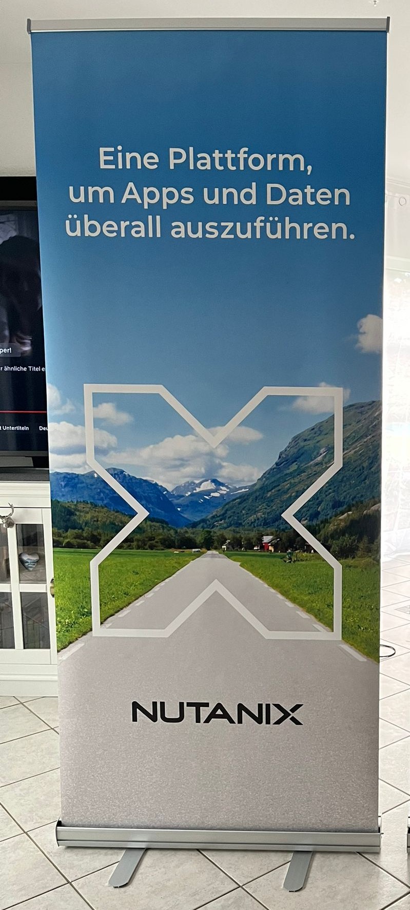 RollUp Banner "Eine Plattform um Apps und Daten überall auszuführen" - DE